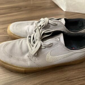 Nike men’s size 8 sneakers